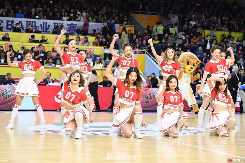 青春热舞点燃赛场:走近CBA篮球宝贝的幕后故事 特写镜头下,一位啦啦队员正在专注地整理妆容,额前细碎的刘海下,一双明亮的大眼睛闪烁着对即将开始的表演的期待与自信。