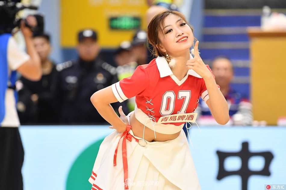 青春热舞点燃赛场:走近CBA篮球宝贝的幕后故事 宝贝们身穿亮丽的表演服,在场地中央围成一圈,随着节奏欢快地舞动,仿佛是赛场上跳动的音符,奏响了力与美的乐章。