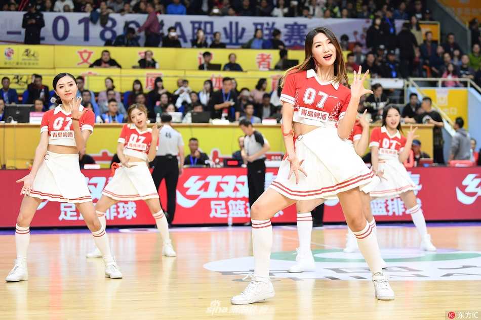 青春热舞点燃赛场:走近CBA篮球宝贝的幕后故事 中场休息时,拉拉队员们摆出富有动感的队形,身姿挺拔修长,脸上的笑容比场馆的灯光还要璀璨,将现场气氛推向新的高潮。