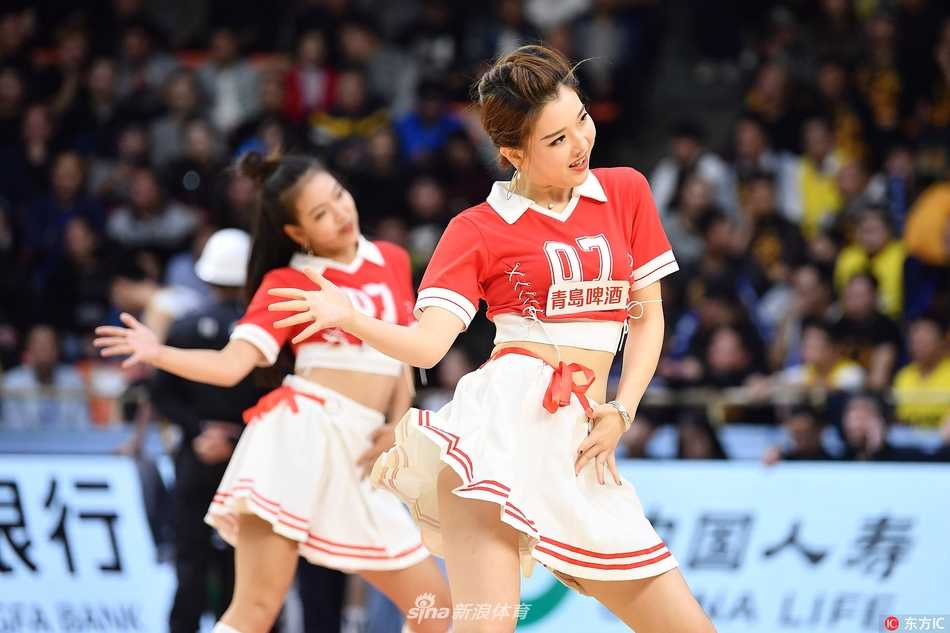 青春热舞点燃赛场:走近CBA篮球宝贝的幕后故事 全队成员在比赛结束后于场地中央合影留念,大家紧紧相依,高举双手欢呼,纪念这个共同挥洒汗水的夜晚,姐妹情谊在镜头前熠熠生辉。