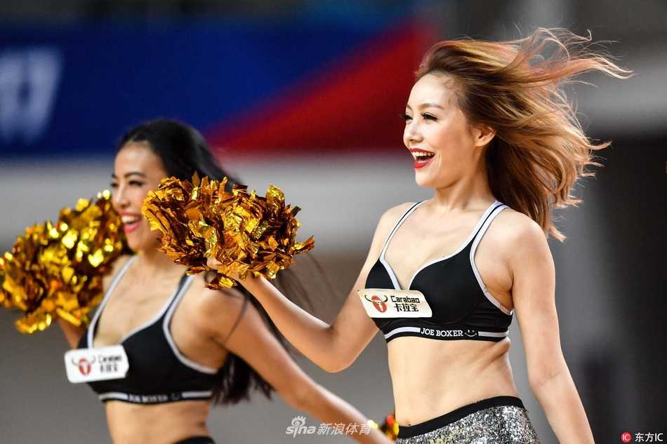 青春热舞燃爆郴州 炫舞团篮球宝贝成亚冠杯最美风景线 伴随着强劲的鼓点,篮球宝贝们转身、扭胯,动作整齐划一,修长的身姿在赛场中央划出一道道迷人的弧线,引得看台上的观众纷纷举起手机拍照。