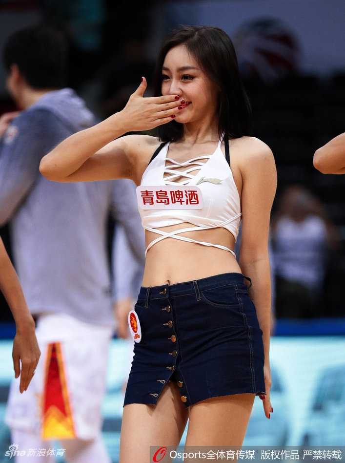 青春舞动 CBA赛场因你们而火热 队形散开的一瞬间,女孩们面向不同方向振臂挥舞,流苏裙摆随着动感的节奏飞扬旋转,这一刻,她们不仅是比赛的注脚,更是赛场上真正的主角。