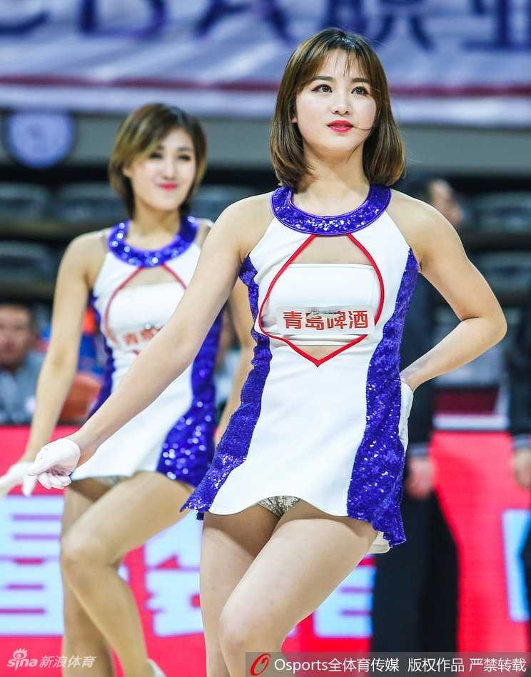 特写镜头下，一名队员在表演间隙露出甜美的微笑，青春阳光的形象正是蕞红啦啦队最打动人心的名片。