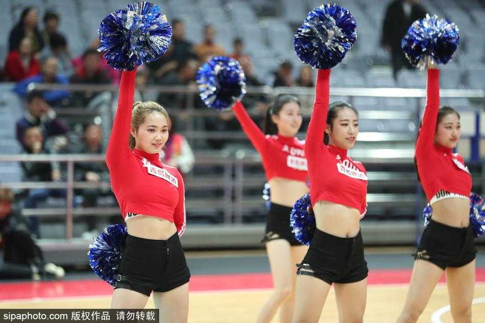 青春舞动甬城赛场 篮球宝贝演绎激情时刻 镜头拉近,这位领舞的啦啦队员正绽放出极具感染力的甜美笑容,手中的花球随着欢快的舞步飞扬。在球场灯光的照耀下,她额头上的汗珠闪烁着光芒,那是努力与热情的最好见证。