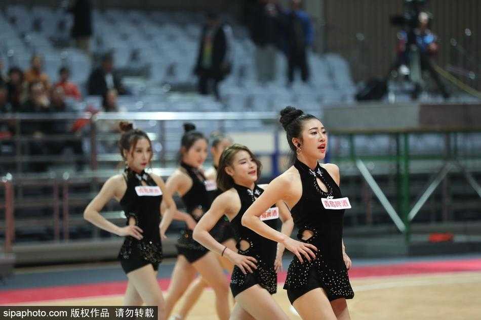 青春舞动甬城赛场 篮球宝贝演绎激情时刻 在八一队一次精彩的进攻得手后,啦啦队适时登场。女孩们整齐地侧身站立,手举金色的花球指向天空,仿佛在为刚刚那记精彩的进球喝彩。她们的表演与比赛节奏紧密相连,真正做到了与球队同呼吸。