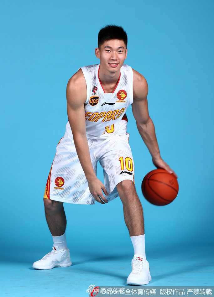 外援萨林杰在镜头前展示强壮臂膀，他面带标志性的自信微笑，身旁摆放着篮球，这位内线大杀器在那个赛季用场均30+16的统治力数据彻底征服了深圳球迷。