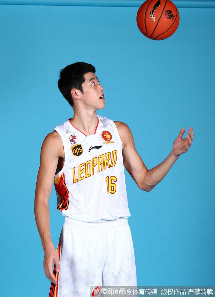 主教练吴庆龙在C位带领全队拍摄写真，他双手抱胸气场强大，队员们众星捧月般围绕在旁，这幅画面定格了2017-18赛季深圳队出征前的完整阵容。