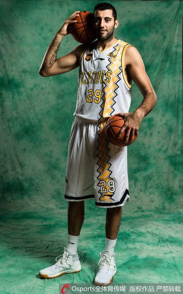 青春风暴与宝岛双枪:回看广厦男篮2017赛季的华丽序章 胡金秋用一记轻松的放篮终结进攻,他敏锐的篮板嗅觉和柔和的手感,让对手的内线高塔也显得步伐沉重。