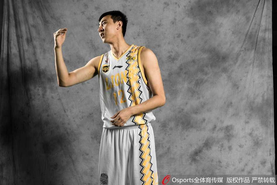 青春风暴与宝岛双枪:回看广厦男篮2017赛季的华丽序章 孙铭徽如同出膛的炮弹,用一次势大力沉的单手劈扣宣泄着青春的能量,整个篮架都在为他颤抖。