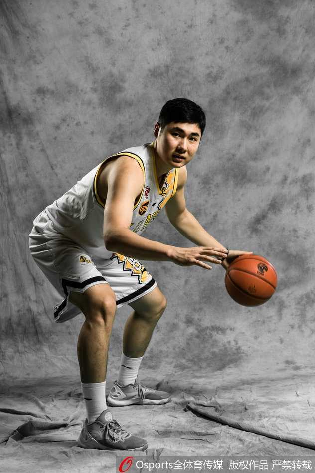 青春风暴与宝岛双枪:回看广厦男篮2017赛季的华丽序章 赵岩昊在三分线外手起刀落,篮球划过一道完美的彩虹弧线,应声入网,这是他作为射手的本能瞬间。