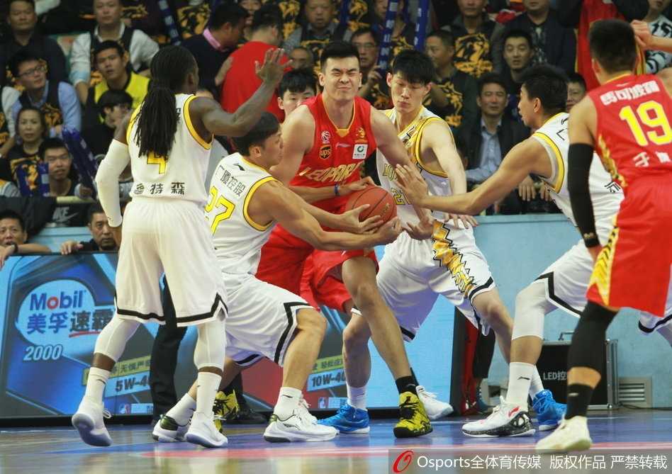 广厦队发动快速反击，福特森如一道白色闪电般持球推进，他的快速出球能力是广厦男篮打出水银泻地般进攻的关键所在。