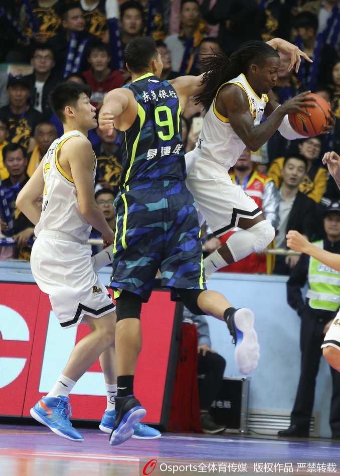 胡金秋在易建联头上摘下前场篮板，随即高高跃起完成霸气补篮，这一刻见证了广厦内线核心的崛起。