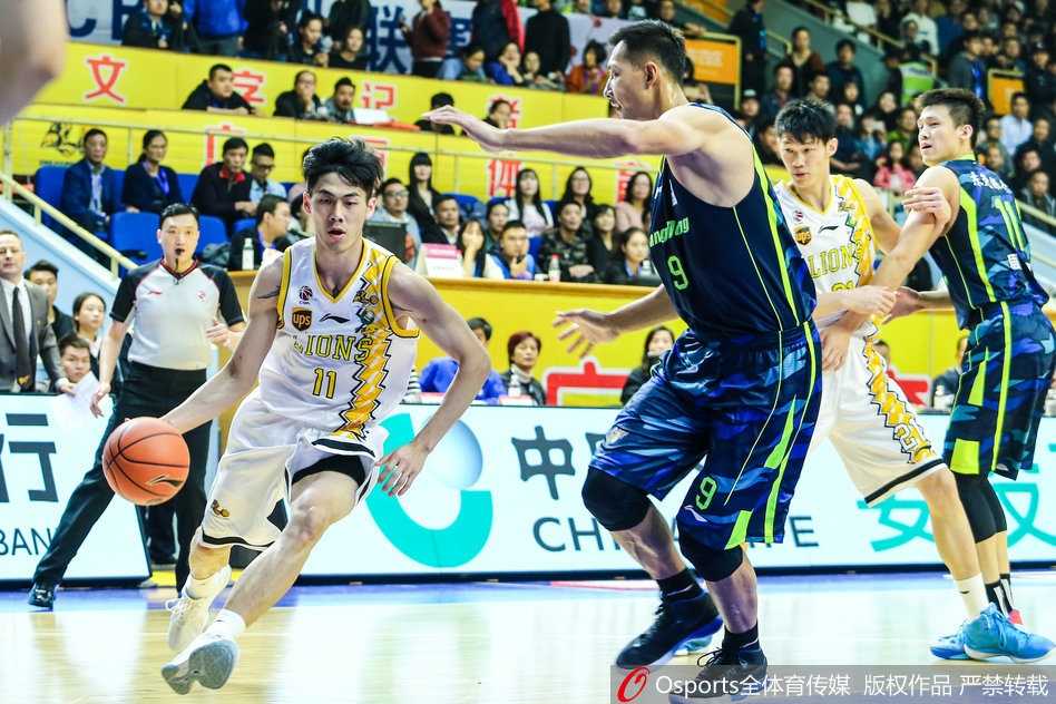 广厦外援博洛西斯高举双臂庆祝，脸上洋溢着难以抑制的喜悦，身后是巨大的比分差距。