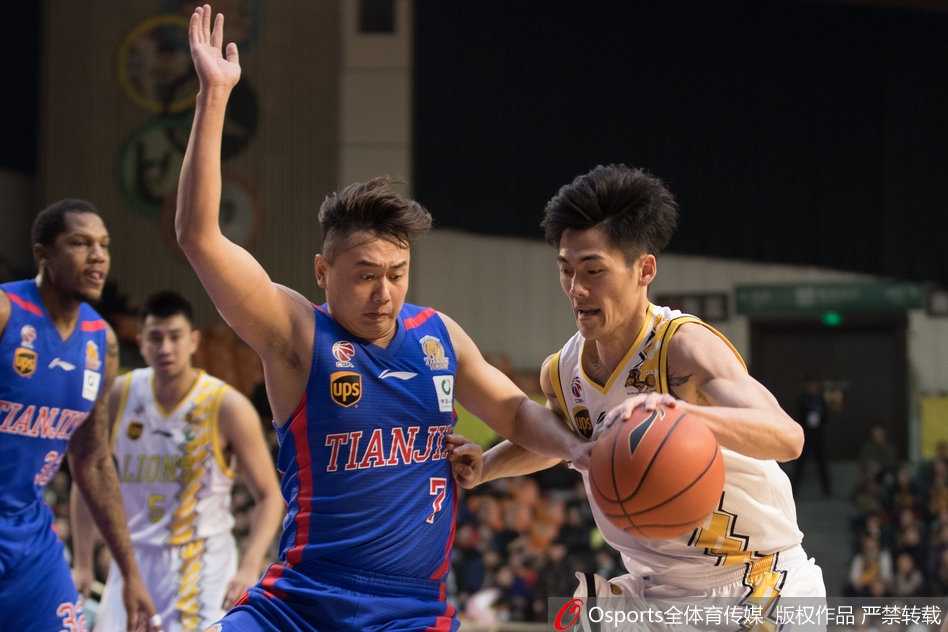 天津队杰特运球过半场，面对两人包夹防守毫无惧色，利用娴熟的背后运球试图摆脱纠缠。