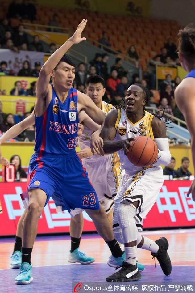 广厦队核心福特森在人群中如闪电般撕破防线，高速持球推进，眼神坚毅地指挥着队友的跑位。