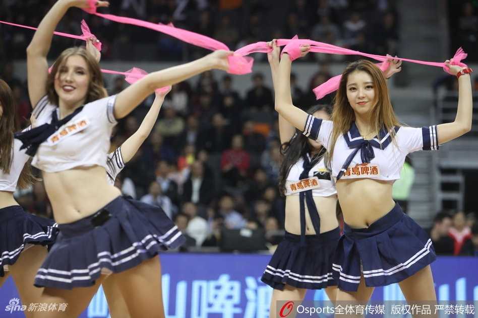 镜头特写下，这位啦啦队员正随着节奏轻轻摆动身体，眼神专注而清澈，学生服的领结在灯光下格外醒目，展现出独特的清纯魅力。