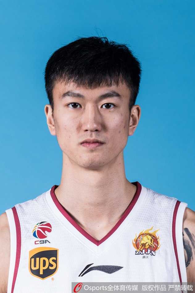 青春风暴登陆杭城 浙江稠州银行新赛季写真全记录 全队大合影定格历史瞬间,蒋兴权顾问与刘维伟教练端坐中央,身前是一群朝气蓬勃的小伙子,身后是崭新的征程。