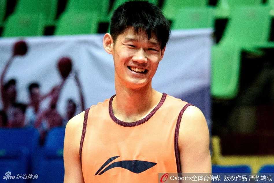 主帅李春江双手抱胸，在场边凝神注视，他的严肃与专注，是这支青年军最坚实的后盾和赢球保障。