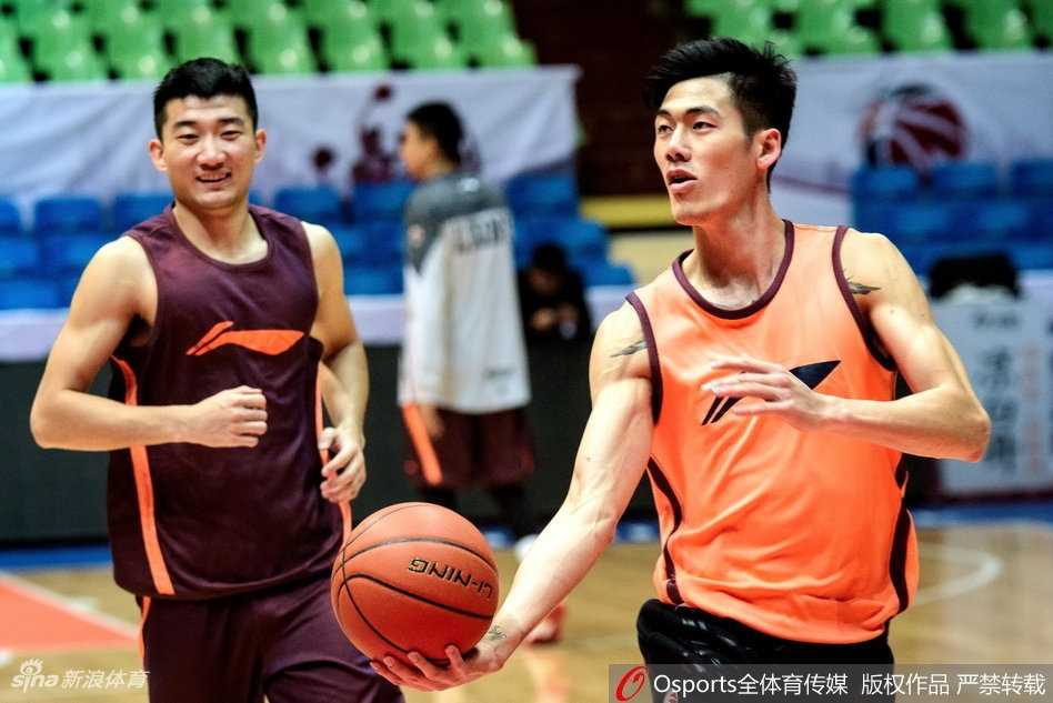 外援福特森在训练中格外专注，运球穿越全场，他那双小个子的大眼睛里，满是对胜利的渴望和对比赛节奏的掌控。