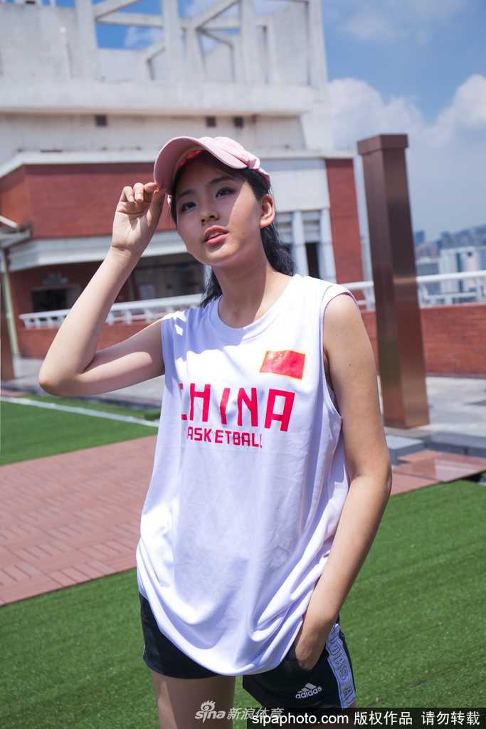 篮球宝贝身着亮黄色运动套装，扎着清爽马尾，在镜头前回眸一笑，眼神清澈明亮，仿佛夏日里的灿烂阳光，青春气息扑面而来。