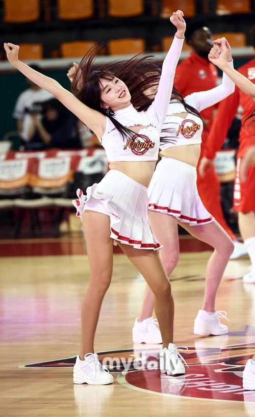 啦啦隊員們在觀眾席前排起跳，與看台上的球迷近距離互動，成功將現場的熱烈氛圍渲染到最高點。