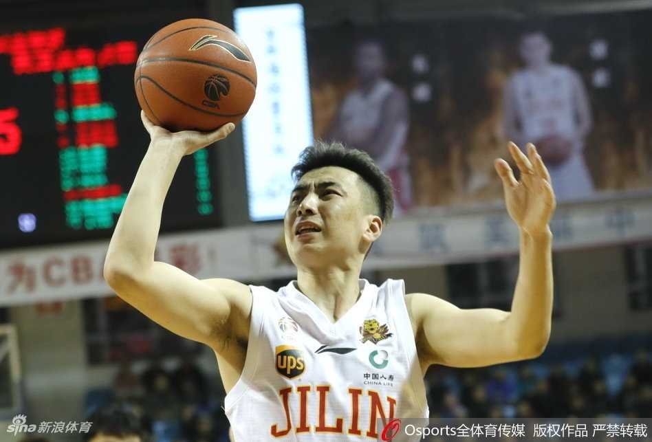 计时器的意外停顿仿佛是为吉林队奏响的冲锋号角，裁判与技术台沟通的瞬间，球场上的紧张气氛凝固到了极点。