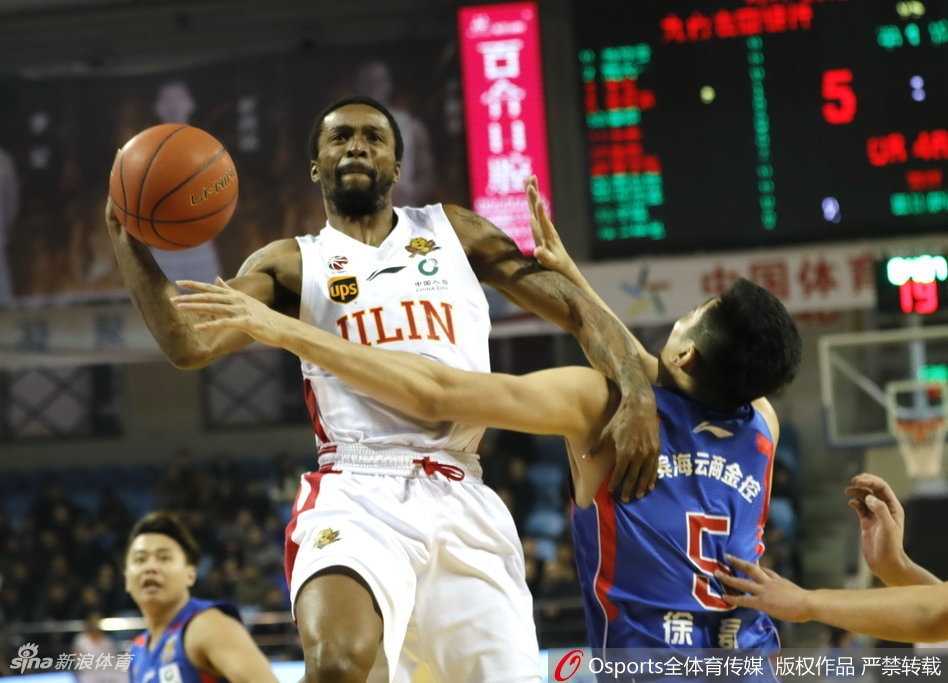 比赛尘埃落定，吉林队的将士们相拥庆祝，他们脸上洋溢着的笑容，是对这场来之不易胜利的最好注解。