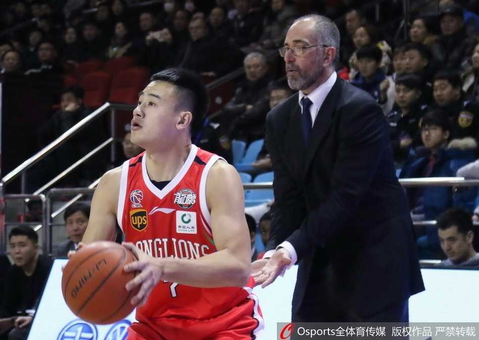 韦弗率队七人上双,吉林东北虎主场逆转广州终结五连败 进球后的柴长易难掩心中激动,挥拳怒吼,与他身旁的崔晋铭激情碰撞,这一刻所有连败的压力都随着这场胜利烟消云散。