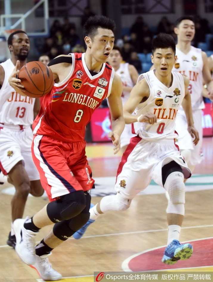 韦弗率队七人上双,吉林东北虎主场逆转广州终结五连败 韦弗在对方严密防守下依然自信出手,篮球在空中划出一道美丽的弧线,仿佛点燃了东北虎主场反击的熊熊烈焰。