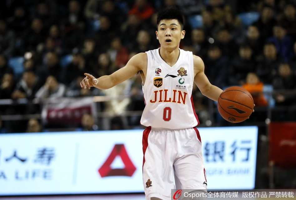 韦弗率队七人上双,吉林东北虎主场逆转广州终结五连败 虎王韦弗运球指挥着球队的进攻,眼神中充满坚定与自信,吉林全队在他的串联下已磨好爪牙,准备迎接接下来的每一个挑战。