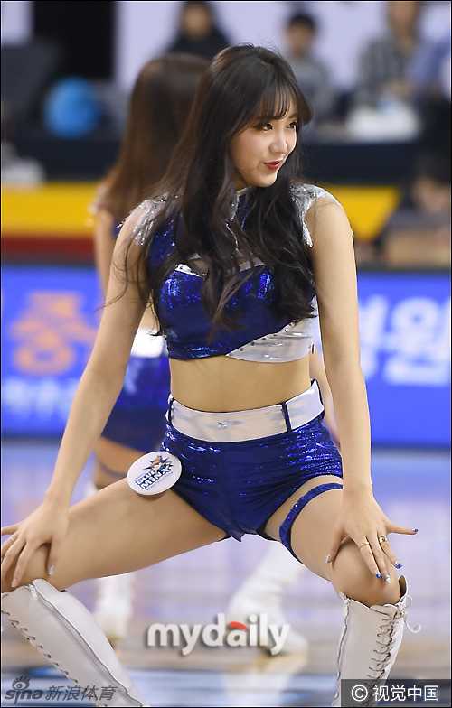 韩国拉拉队热舞燃爆赛场,力与美诠释别样助威文化 近距离特写下,拉拉队员眼神专注而热情,精致的妆容和专业的表情管理展现了她们极高的职业素养。