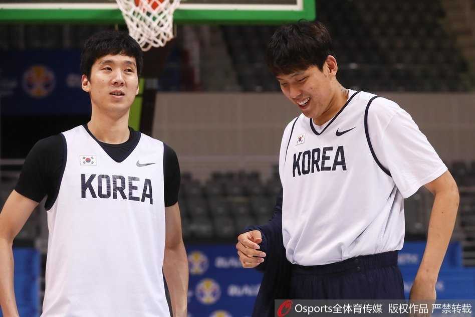 韩国男篮厉兵秣马剑指武汉,归化神塔罗健儿领衔欲破世界大赛坚冰 训练场上欢声笑语不断,一名球员在运球训练中搞怪地吐出了舌头,憨厚俏皮的表情让紧张的备战气氛瞬间变得轻松愉悦。