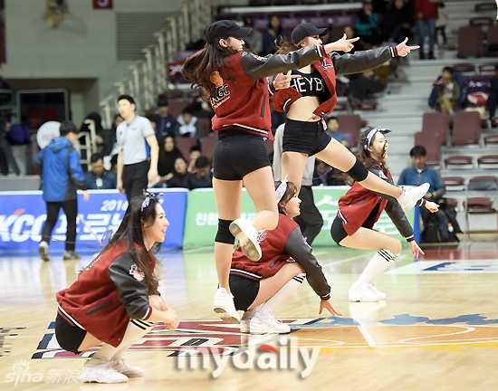 赛场中央，啦啦队员们尽情释放着激情与活力，飞扬的裙摆和有力的动作构成了篮球场上最动人的背景板