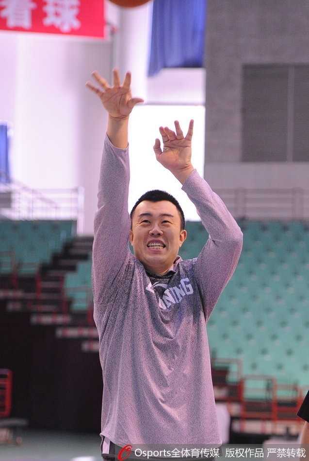 韩德君在训练中手感柔和完成勾手，庞大的身躯背后是细腻的技术和一颗永远争胜的心