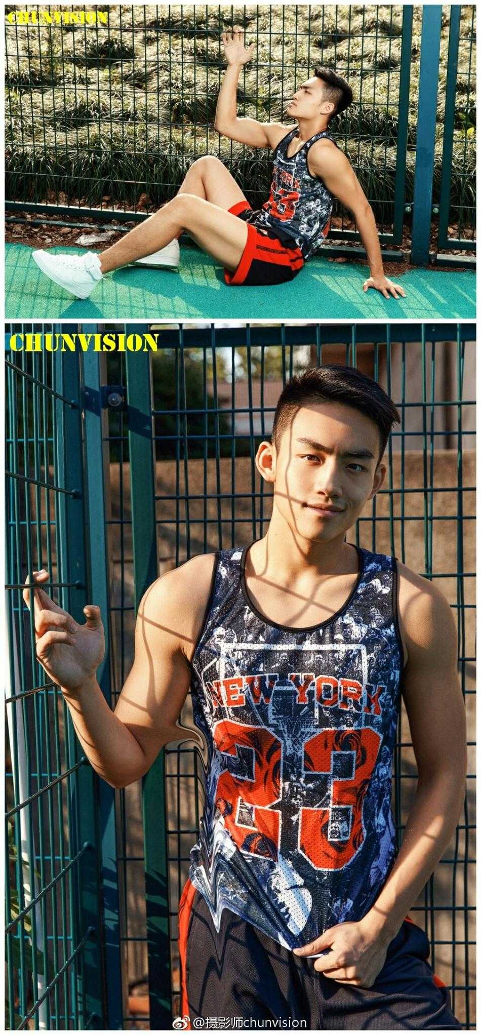 颜值与热爱并存:揭秘那些刷爆网络的篮球少年们 比赛结束,他虽满头大汗略显疲惫,但眼神依然明亮而坚毅,望向远方,那里有他对下一次胜利的渴望和对篮球未来的憧憬。