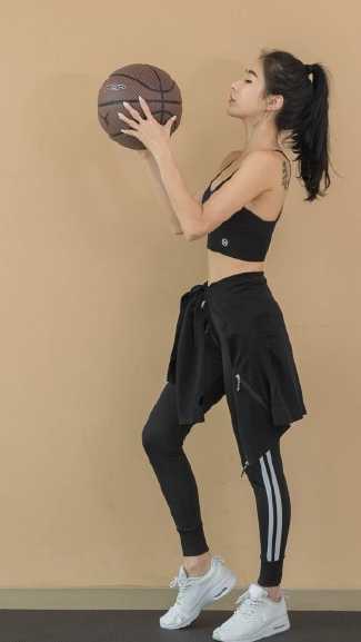 颜值与球技并存:揭秘中国篮坛的美女高手们 双手抱球的她站在三分线外,目光如炬地凝视着篮筐。紧身的运动背心勾勒出她纤细有力的腰肢,修长的双腿充满力量感,随时准备启动突破。