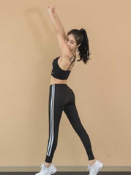 颜值与球技并存:揭秘中国篮坛的美女高手们 身着红色球衣的她高高跃起,在空中划过一道优美的弧线,将篮球稳稳送入篮筐。紧实的肌肉线条和修长的四肢在阳光下格外醒目,仿佛一只展翅飞翔的火烈鸟。