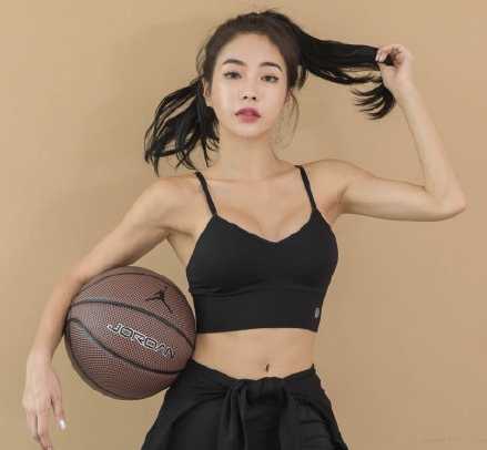 颜值与球技并存:揭秘中国篮坛的美女高手们 在夕阳余晖的映照下,一位身材高挑的篮球美女扎着利落的马尾,指尖轻盈地旋转着篮球,眼神中透露出专注与自信,健康的小麦色肌肤闪耀着运动后的光泽。