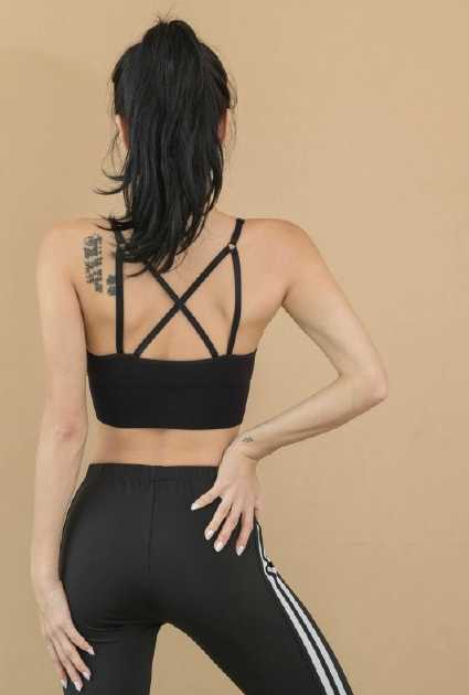 颜值与球技并存:揭秘中国篮坛的美女高手们 赛后场边,她身披毛巾,面带微笑地看向镜头。汗水沿着脸颊滑落,眼神里既有胜利后的喜悦,也有对下一个目标的坚定。湿透的短发显得格外精神,整个人散发出自信又迷人的光芒。