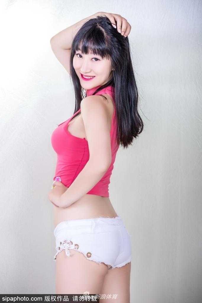 风华正茂助力华南虎:广东宏远篮球宝贝新季唯美大片 宝贝侧身站立手扶发丝,身形曲线优雅动人,背景虚化中更显主角的明艳与大气