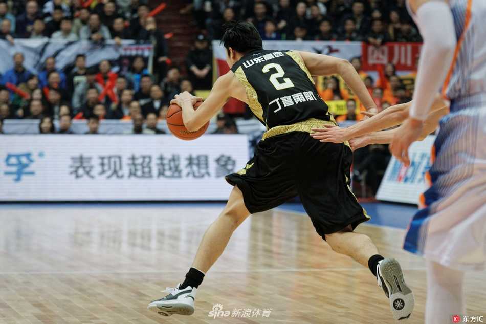 风里雨里守候篮球梦想 丁彦雨航二十四岁正扬帆 丁彦雨航在训练后汗水湿透了衣衫,他坐在场边用冰袋敷着膝盖,眼神望向远方,仿佛在思索如何战胜那看不见的伤病敌人