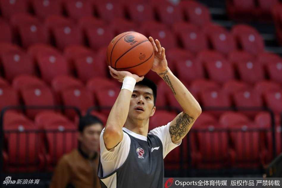 外援亚当斯如精灵般穿梭于吉林防线之中，他高高跃起，手腕轻抖，篮球划出一道彩虹弧线直钻网窝，引爆全场喝彩。