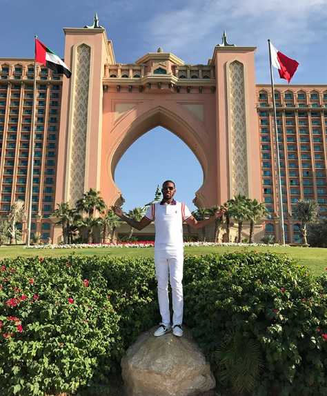 飞虎将的悠长假期 亚当斯迪拜沙滩享受阳光 亚当斯身穿简约的白色T恤,在迪拜的建筑背景下单手插兜,表情自信而放松,宛如时尚大片。