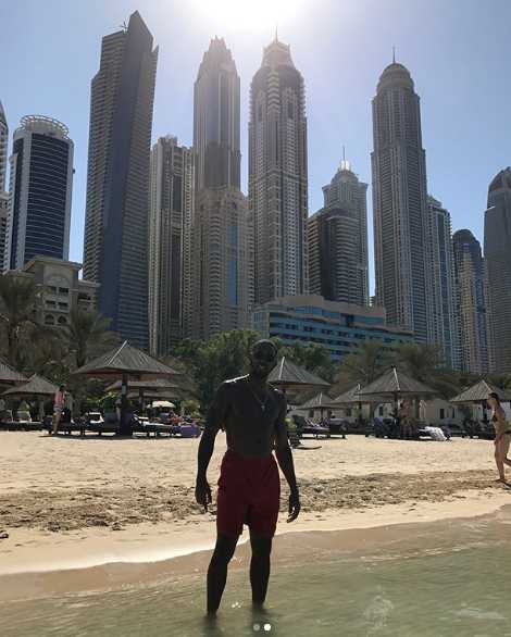 飞虎将的悠长假期 亚当斯迪拜沙滩享受阳光 亚当斯身着休闲装,赤脚漫步在迪拜细腻的白色沙滩上,脸上洋溢着轻松惬意的笑容。