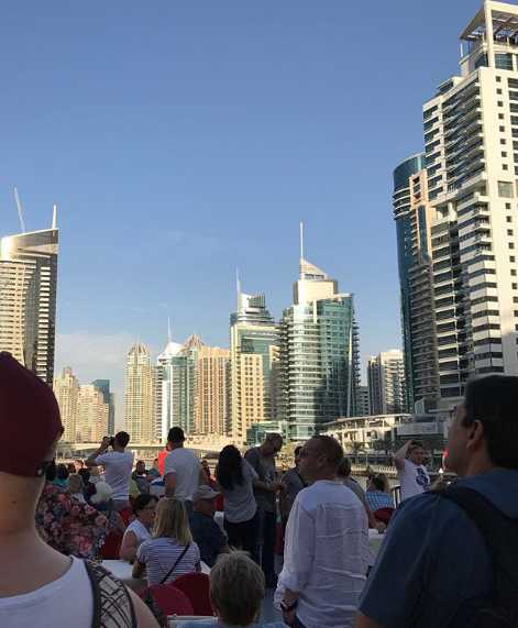 飞虎将的悠长假期 亚当斯迪拜沙滩享受阳光 在酒店阳台小憩的亚当斯,摆上精致的餐点,背景是迷人的海景,尽显度假的悠闲与惬意。