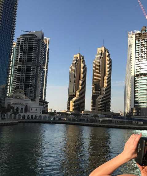 飞虎将的悠长假期 亚当斯迪拜沙滩享受阳光 黄昏时分,亚当斯站在海边,远处夕阳染红天边,他张开双臂拥抱海风,享受这美妙的度假时光。