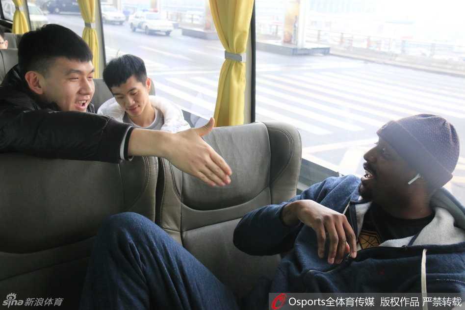 飞虎归来:记新疆广汇男篮2017半决赛后返乡 新疆男篮众将集体亮相机场,队员们身着便装心情大好,队长可兰白克走在最前,迎接他们的是山呼海啸般的欢呼。