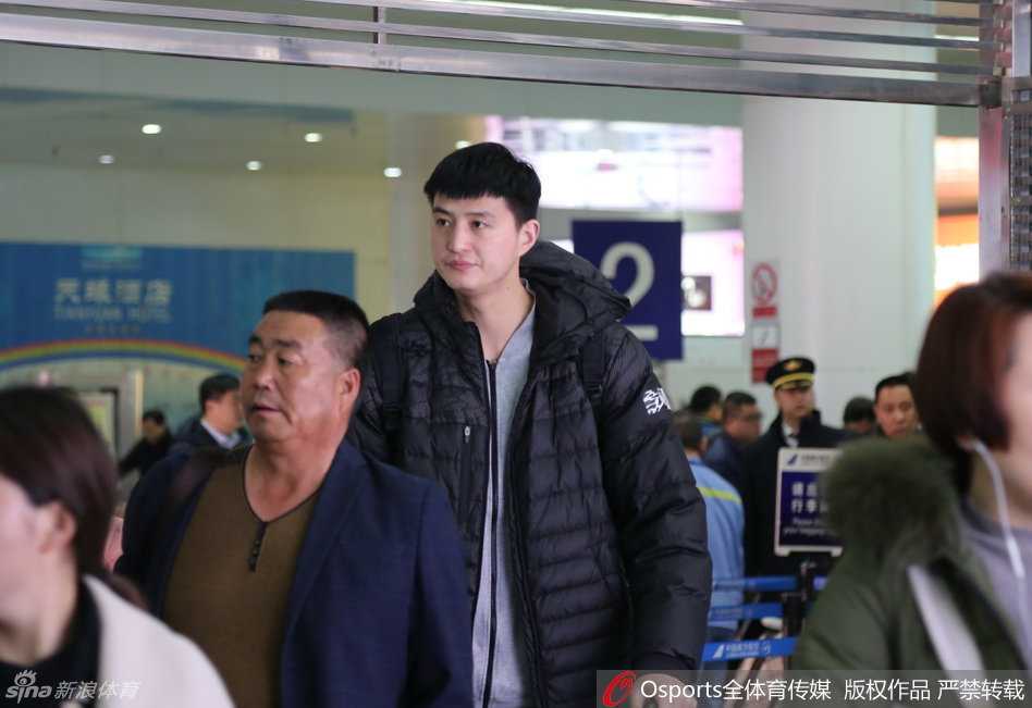 飞虎归来:记新疆广汇男篮2017半决赛后返乡 年轻后卫孙鸣阳与王子瑞推着行李箱并肩走来,两人表情轻松自信,眼神中闪烁着对未来的憧憬与坚定。