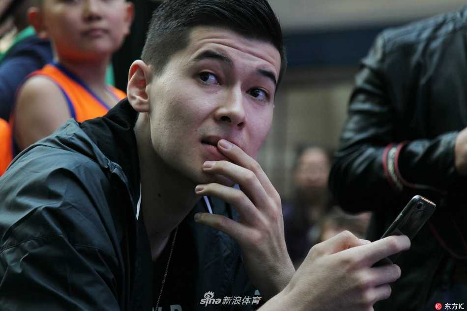 活动结束后的大合影，无论是领导、球员还是球迷，每个人都面向镜头展露笑颜，这张全家福定格了2017年秋天最温暖的瞬间。