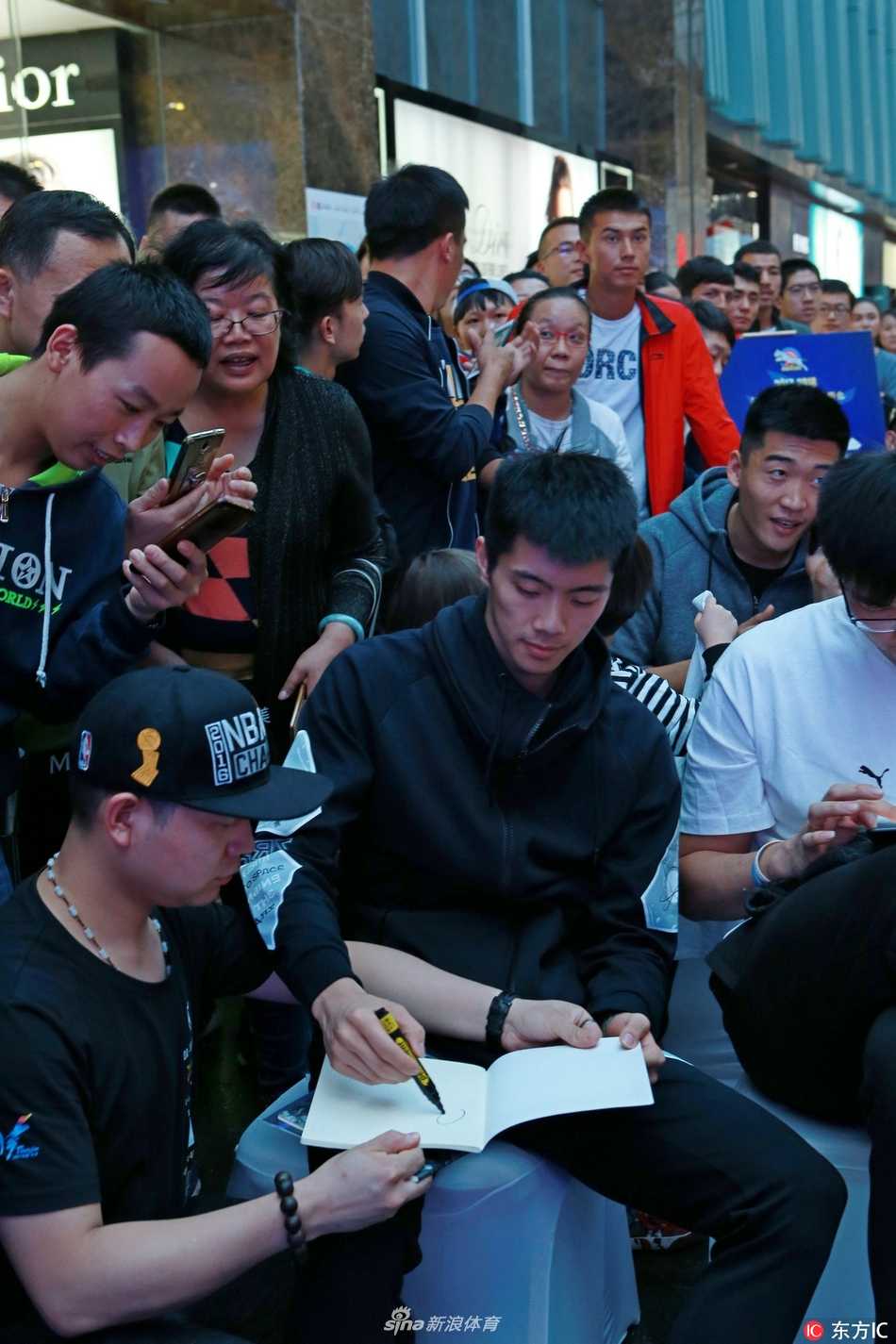 互动游戏‘指尖传球’中，球迷与球员指尖轻触篮球，眼神交汇间满是默契，脸上的笑容比乌鲁木齐的阳光还要灿烂。